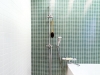 在来工法の浴室。グリーンのタイルが印象的だ。
