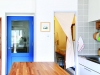 部屋のアクセントになっているブルーのリビングドアは、奥様こだわりのデザイン。