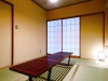 凛としたなかに安らぎを感じる和室は、天井をモルタル塗りにし、色みを調和。