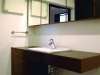 シンプルで清潔感のあるサニタリースペース。洗面台と鏡の枠はナラ材。