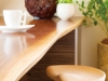 キッチンの作業台を兼ねたダイニングテーブルの天板はウォルナット無垢接ぎ板（耳付き）。クリア仕上げで自然の風合いを引き立たせている。