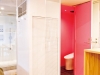 白のインテリアに鮮やかなピンクのトイレは裏テーマの“バランス”にちなむ。　