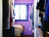 寝室はラベンダー色に。LへとつながるWCLを設け、回遊性のある間取りに。 設計:山田 悦子（atelier etsuko）