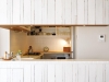 カフェをイメージしたU型キッチン。存在感のあるキッチンカウンターはランダムな羽目板で造作した。