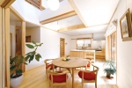 吹き抜けにした開放感あるLDKは、床や建具、キッチンまで無垢材を使用した上質な空間に。