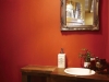 鮮やかな赤い壁が印象的なパウダールーム。アンティーク調の洗面ボウルや水栓をセレクトし、ヨーロッパの雰囲気を演出。