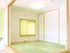 客間用の和室窓には、壁や畳の色と合わせた和紙ブラインドを採用。腰掛けられる段差の床下は大容量の収納に。