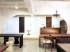 地下1階打合せスペースには、世界中から取り寄せた無垢板を展示。オーダーキッチンや造作家具は日本屈指の家具職人が製作している。